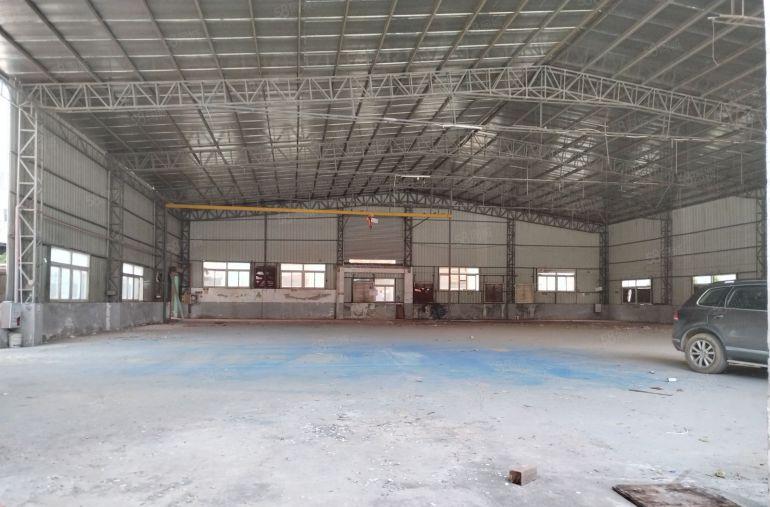 靠山边超大空地单一层钢构厂房，中间无柱子，现成办公室水电齐全