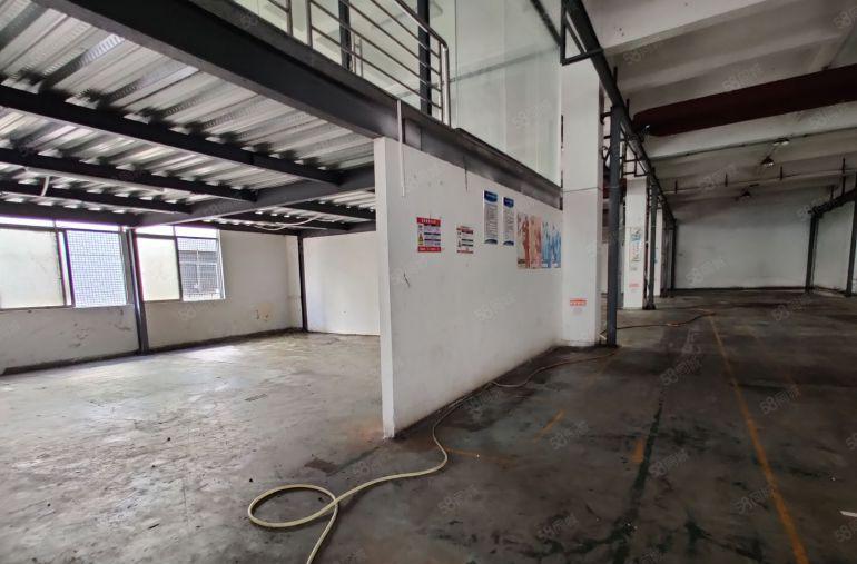 向东工业区新出一楼800平方带现成装修多部现成航车无需转让费