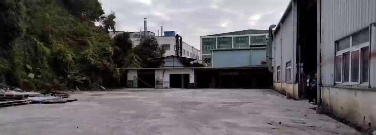 靠山边超大空地单一层钢构厂房，中间无柱子，现成办公室水电齐全