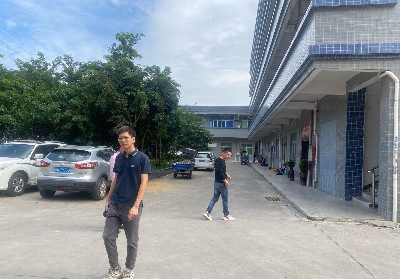 大岭山新出漂亮标准厂房出租，可分租空地大。适合小加工电子仓库