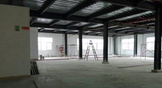 凤岗雁田海关楼上原房东厂房2200平可分租 已隔好墙