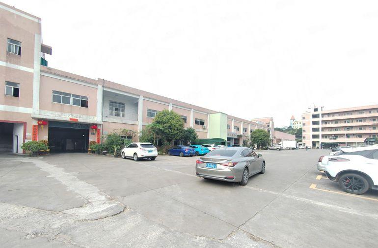 原房东8米高钢构降租到16元一平方，房东租了三个月没租出去！