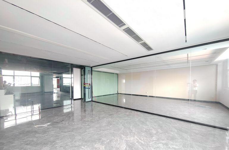 原房东楼上整层2800平米出租，现成精装修