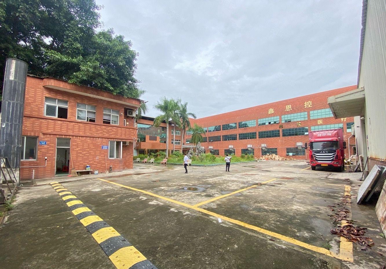 清溪新出漂亮标准厂房出租，可分租空地大。适合小加工电子仓库