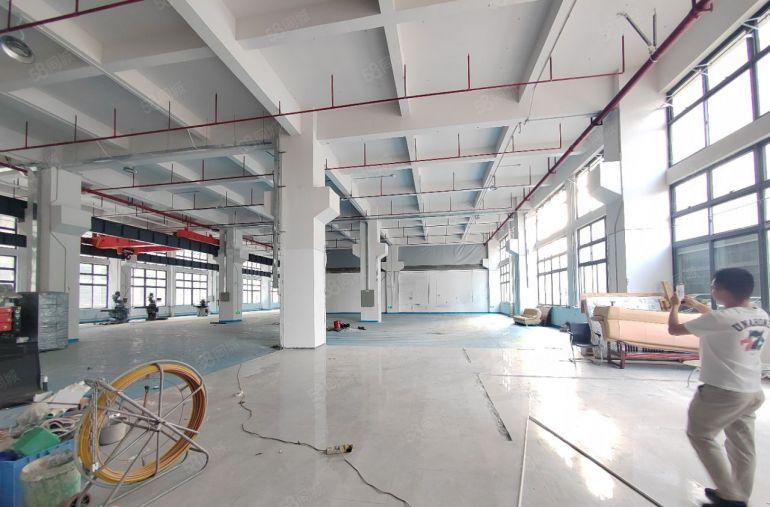 清溪镇全新厂房一楼2000平米出租，高8米，带牛角，现成航车