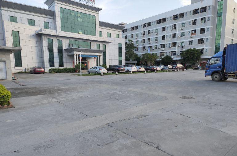 三中精装修三楼1200平，水电齐全。价格便宜！厂房出租。