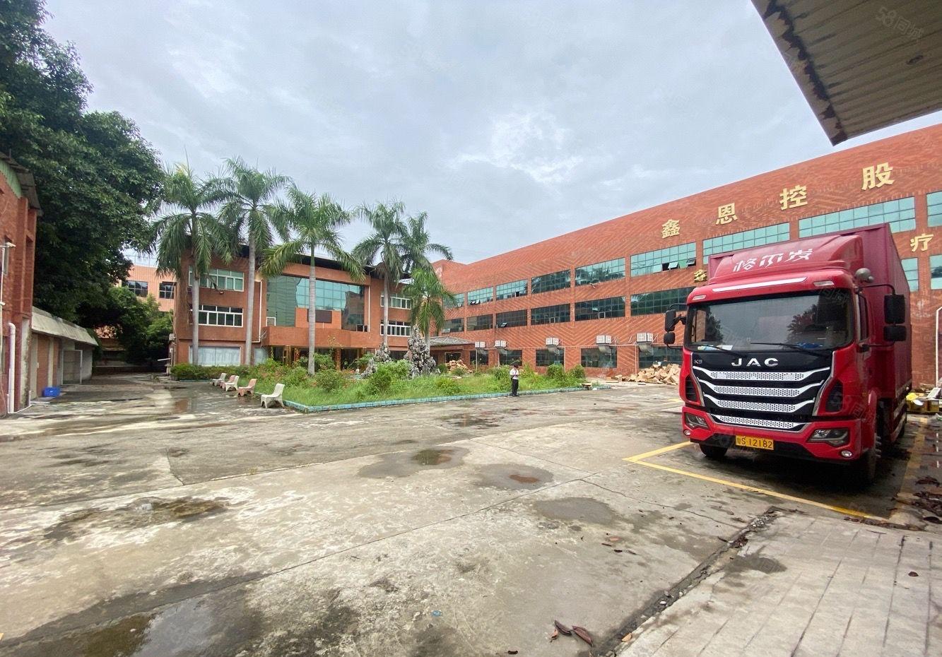 清溪新出漂亮标准厂房出租，可分租空地大。适合小加工电子仓库