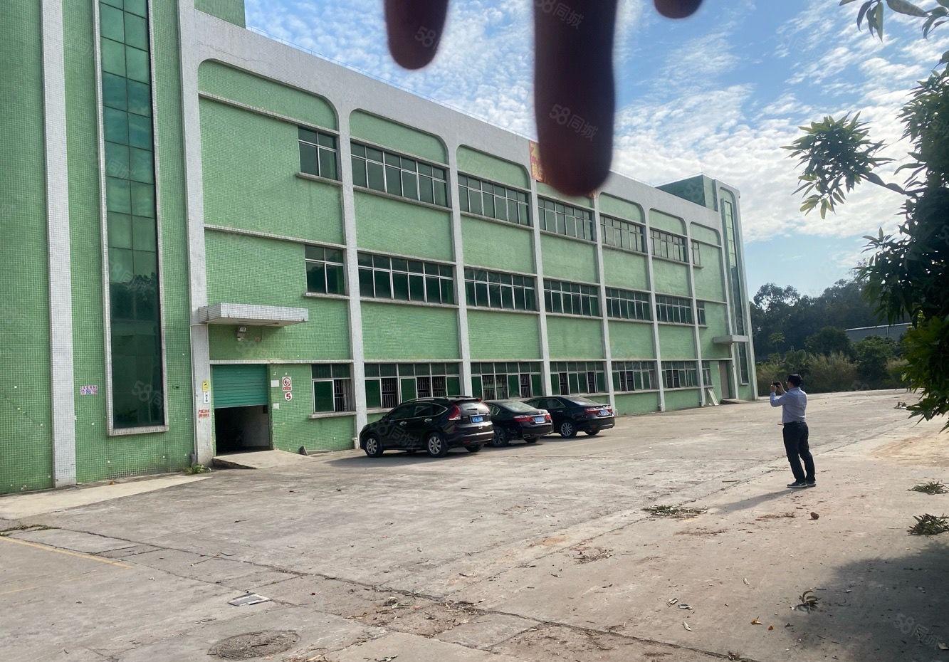 横沥新出漂亮标准厂房出租，可分租空地大。适合小加工电子仓库