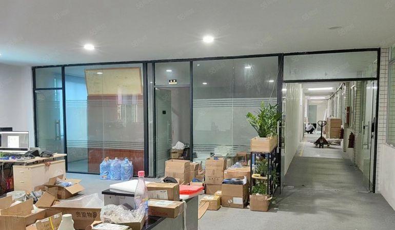 横沥模具城出租一楼二楼带装修模具五金注塑设备包装低价