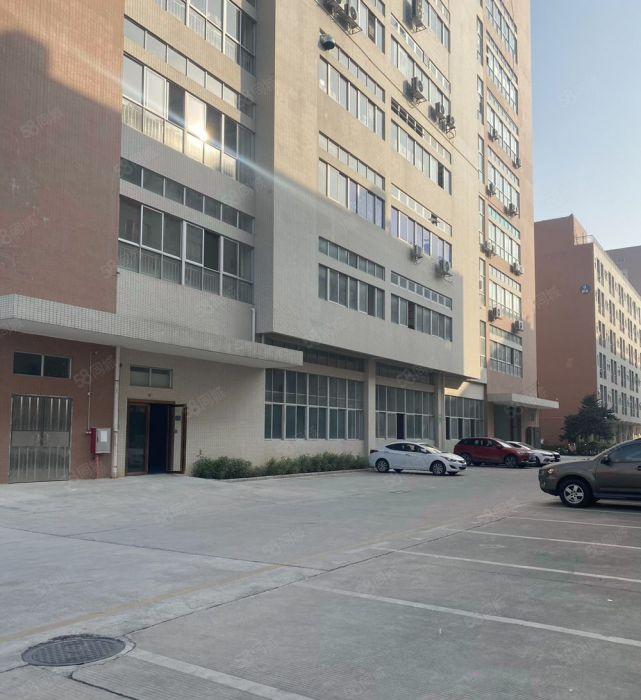 工业区6米高标准一楼1500平出租，水电齐全有办公室。