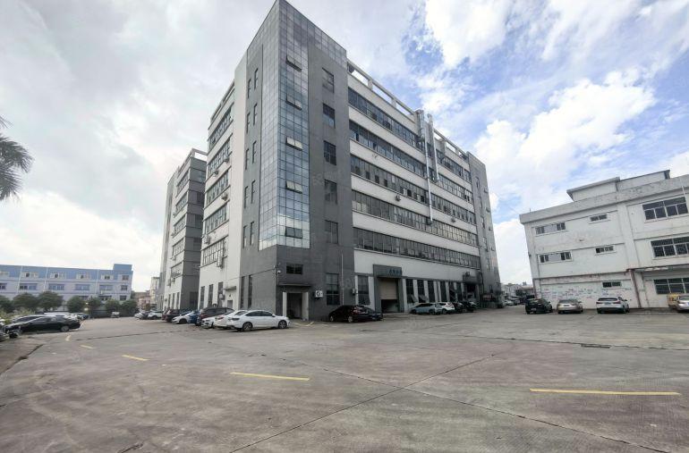 新出楼上小面积带精装修的可的厂房500平方。