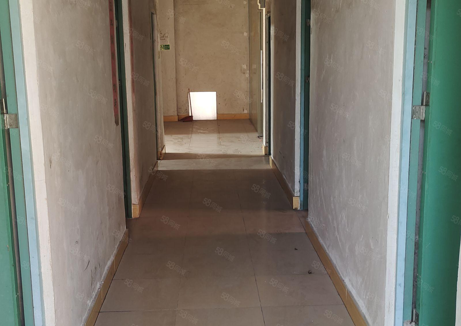 桥头镇便宜的一楼1200方进出方便，有办公室低价出租主干道旁