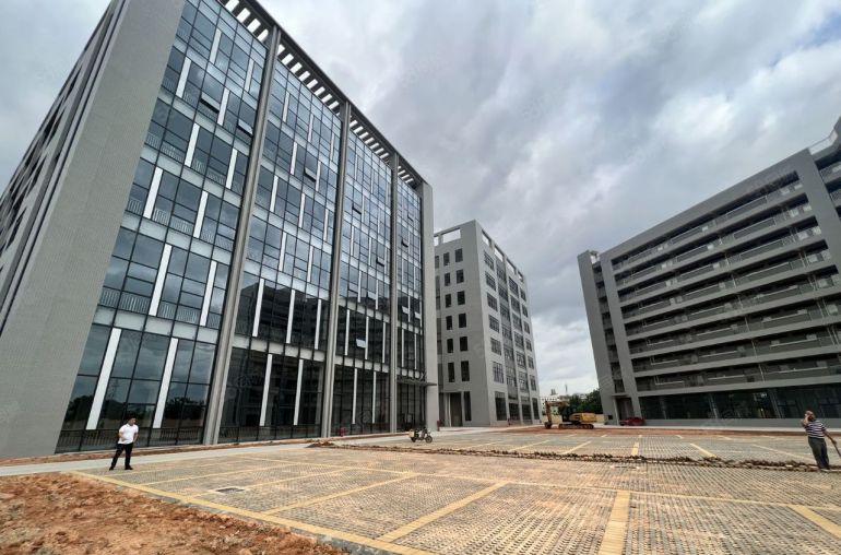 桥头原房东独院一楼7.5米带牛角，空地超大，卸货平台水电过户