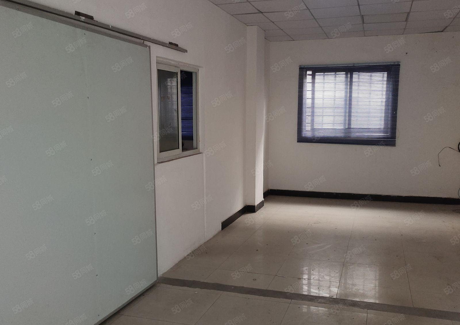 桥头镇便宜的一楼1200方进出方便，有办公室低价出租主干道旁