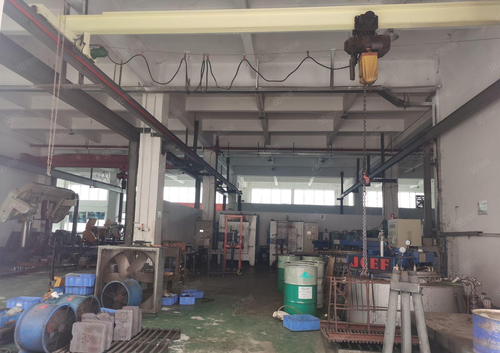 东坑重工业一楼厂房出租，空地大，层高七米，带现成行车，大路边