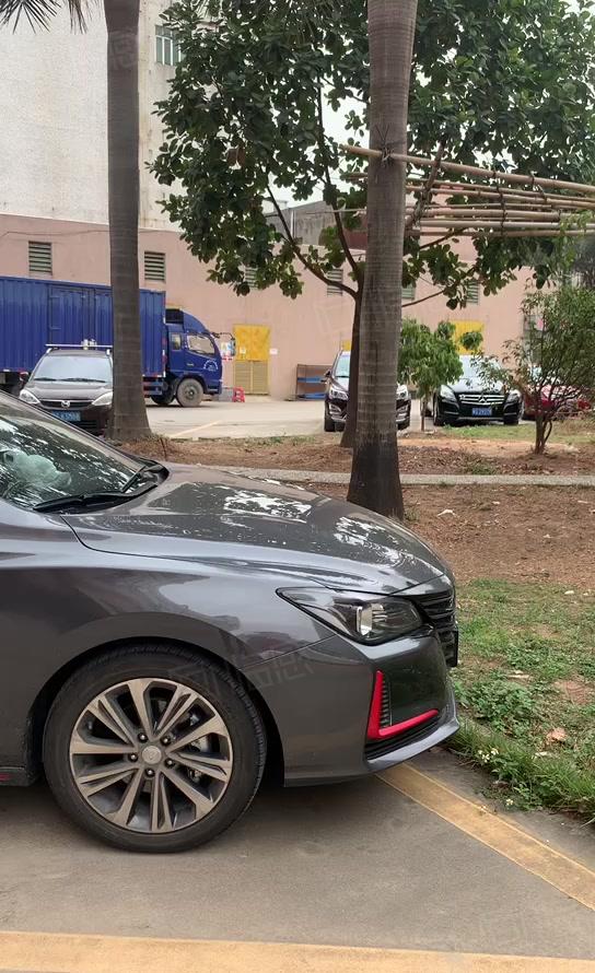 东坑一楼750平方，水电齐全带装修高度5.5米，形象好空地大