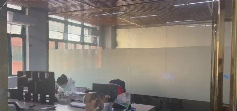 急租东坑新出原房东标准独院，带三吨电梯，现成装修车间办公室