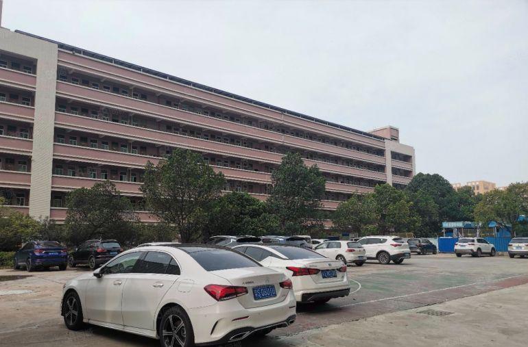 9.9元，还有超长免租期，单层面积大，长度166米