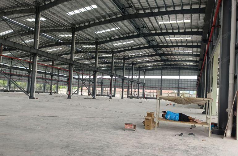 东莞市茶山镇17米高的钢构厂房出租，空地13000平方