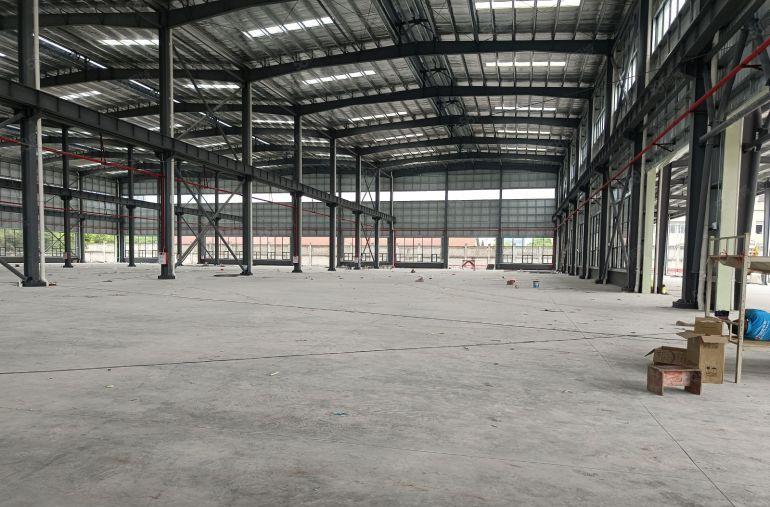 东莞市茶山镇17米高的钢构厂房出租，空地13000平方