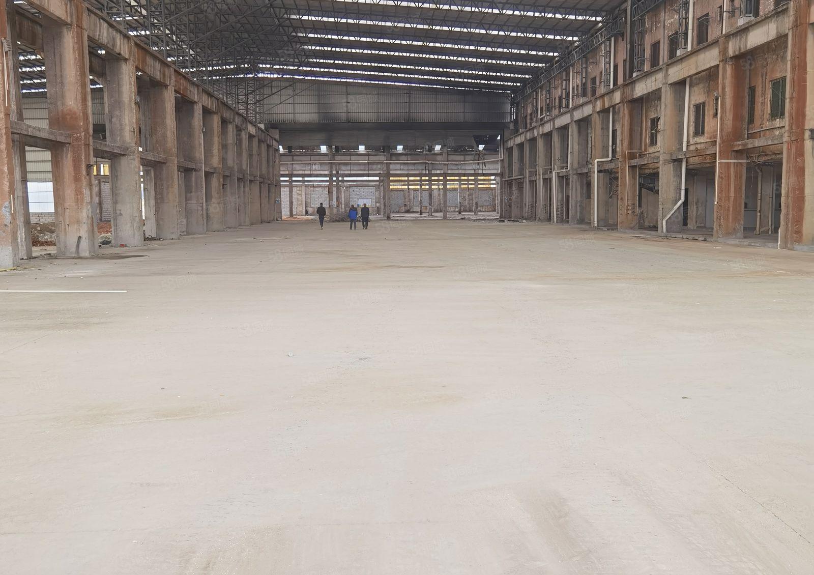 独院砖墙到顶单一层，滴水13米，中高16米，占地面积80亩，