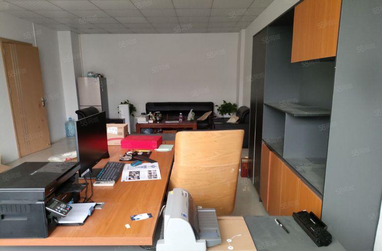 东莞企石镇楼上450平米带装修厂房出租，水电齐全