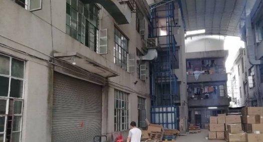 凤岗油甘埔独门独院2600平、带吊顶办公室近主干道