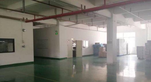 凤岗官井头出租楼上标准货梯厂房1500平，价格可谈