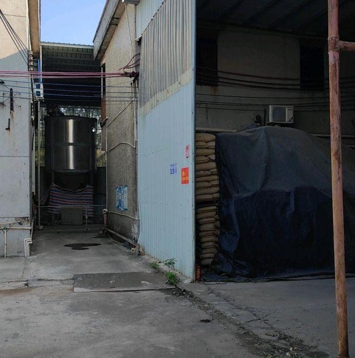 简易厂房水电费齐全，远离居民区。