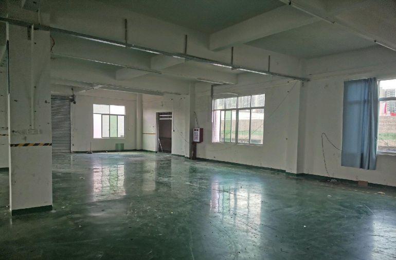 没有宿舍压力，停车空间大