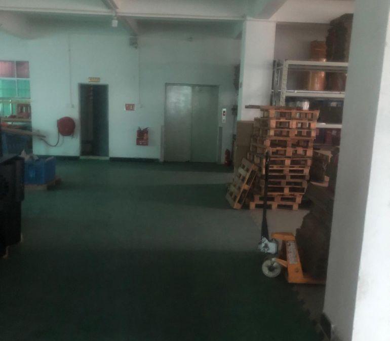 2楼和3楼每层400平方米可分层租