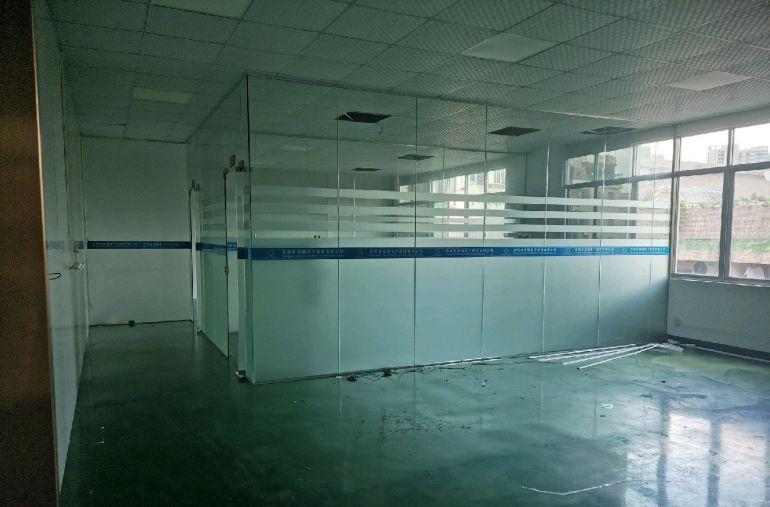 没有宿舍压力，停车空间大