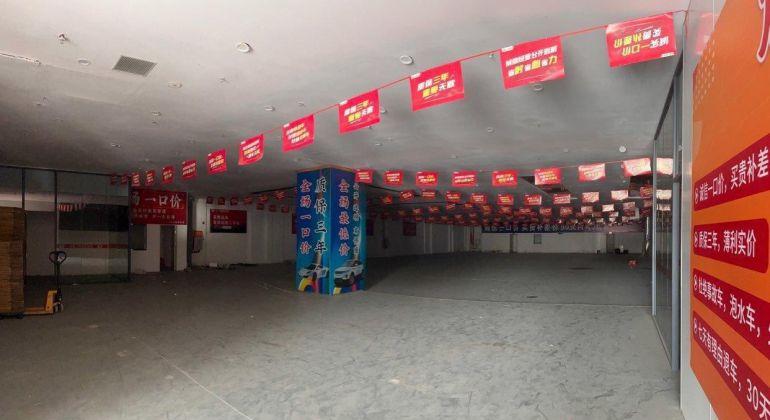 空地大，厂房高，主干道，十字路口红绿灯，周边工业环绕