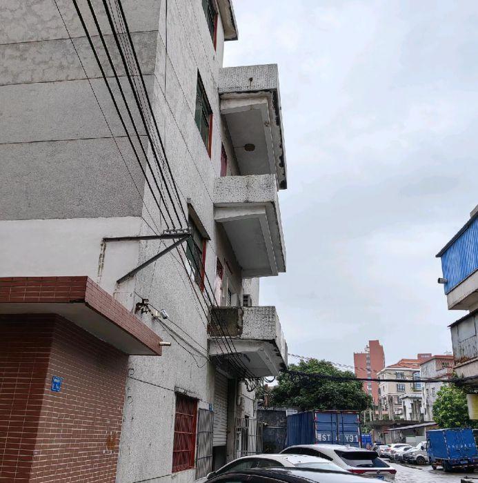 公司部分生产线搬到内地，二楼三楼可分租