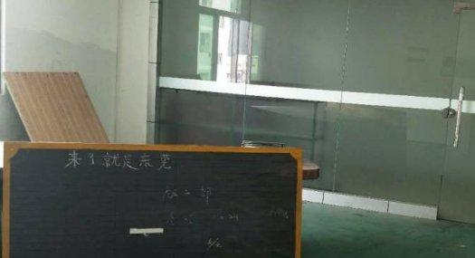 凤岗黄洞出租楼上带吊顶办公室地坪漆650平水电齐全