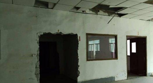 凤岗竹塘靠清溪路口楼上带装修标准货梯厂房出租1000平