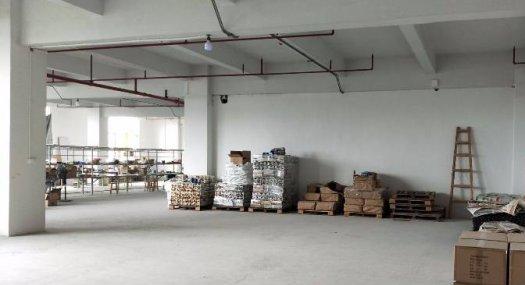 凤岗金凤凰出租楼上电子，皮具带吊顶办公室1100平