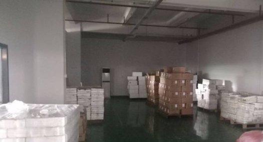 凤岗官井头出租楼上标准货梯厂房1500平，价格可谈