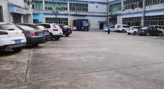 凤岗五联平湖交界出租楼上水电齐全厂房1000平价格便宜位置佳