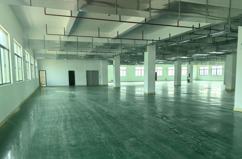 小金口厂房出租，8块一平，30000平，货梯3吨，证件齐全