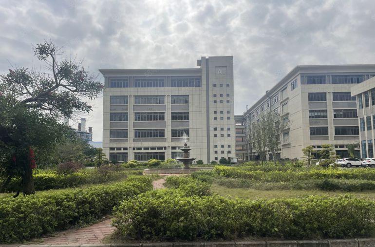 三栋10块双高速口红本厂房