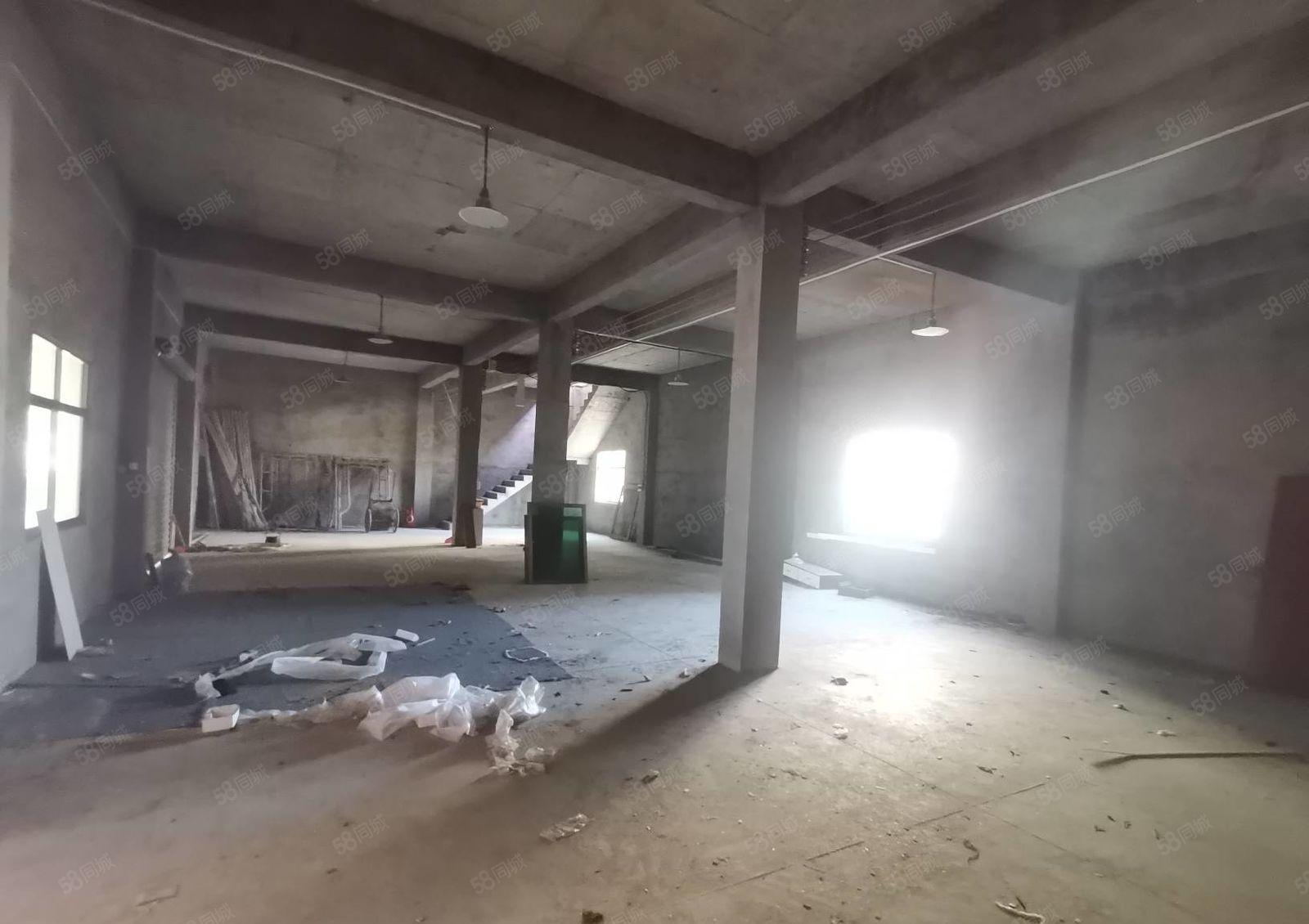 三栋全新楼房加铁皮房一楼420平方二楼260平方招租