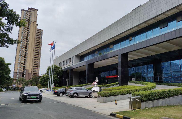 8块东江高新科技开发区楼上现成装修1500平办公室厂房出租！