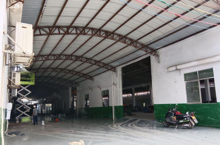 厂门口就是主干道！小金口30000砖墙到顶单一层800起