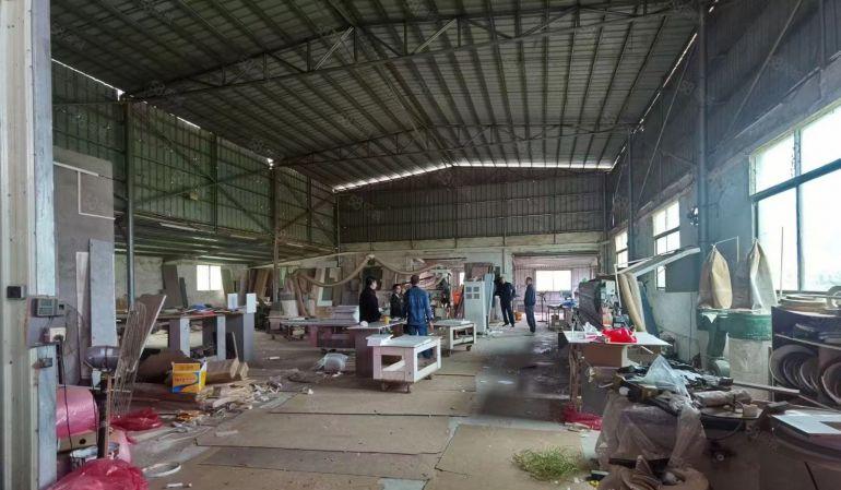 河南岸路边厂房900平方，有现成办公室，能进大车