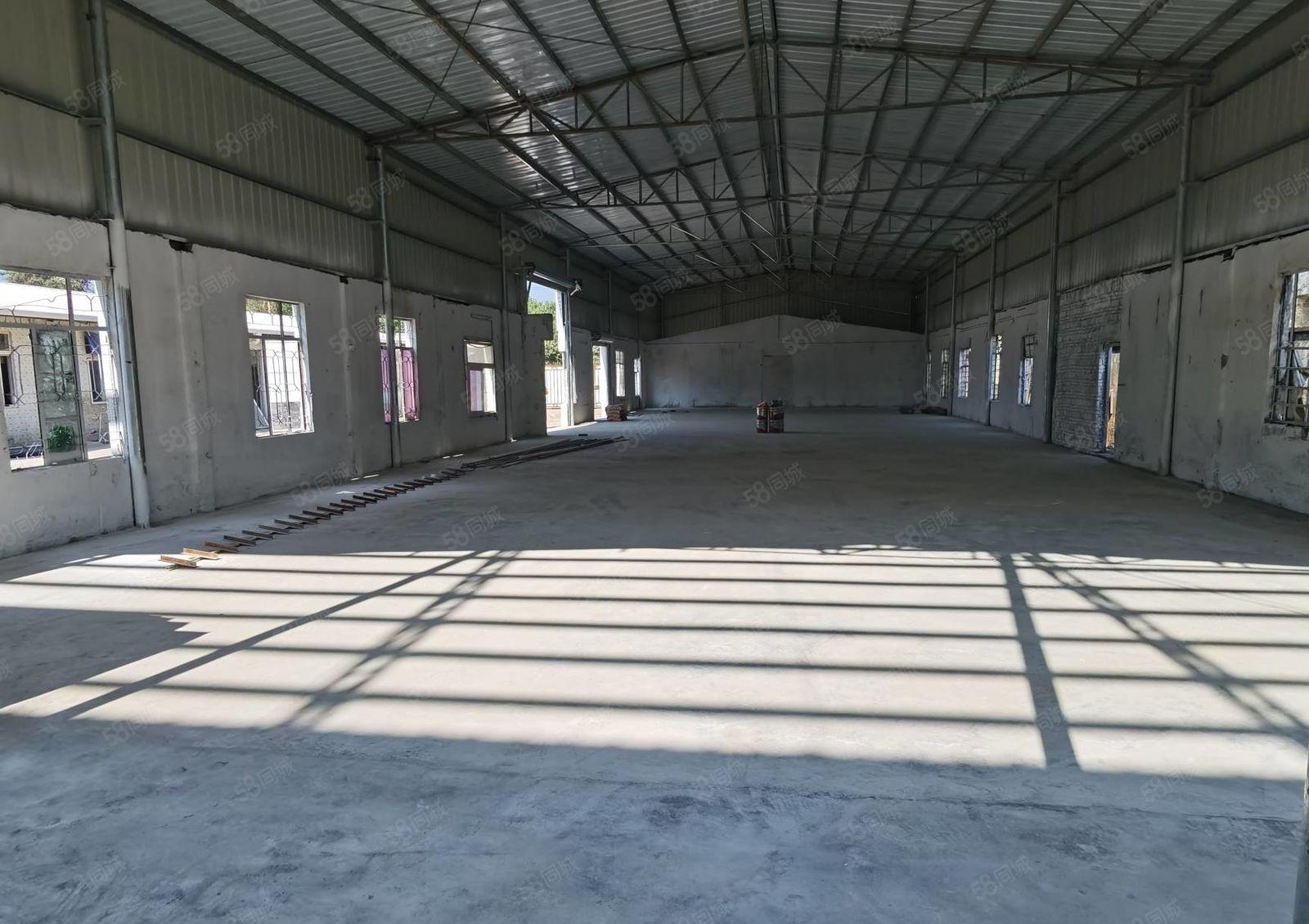 急租下角梅湖900平一楼出租，证件齐全，配电按需