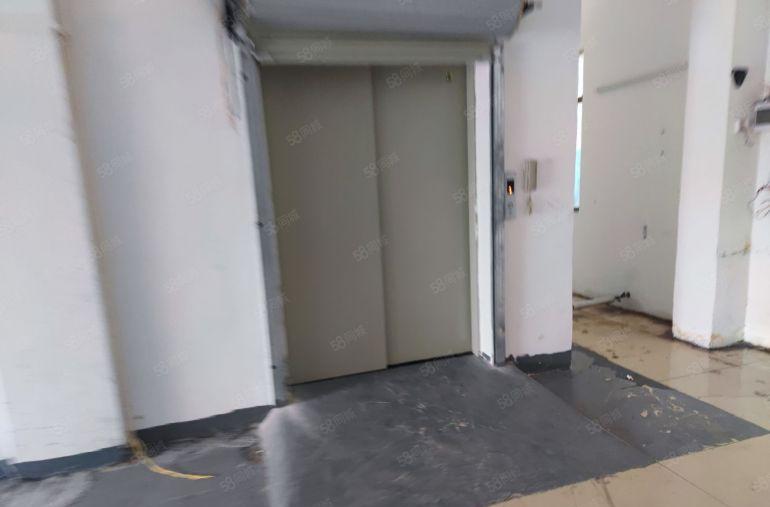 水口龙湖吴屋厂房1~3楼900平方出租有货梯1.6吨可分租。