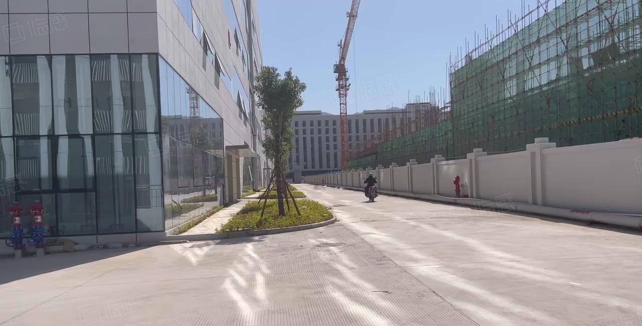 秋长白石独院厂房出租，证件齐全，形象好，1000平起租