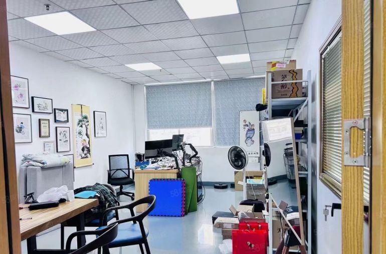 秋长伯恩厂旁边原房东厂房三楼800平方现成水电办公室拎包入驻