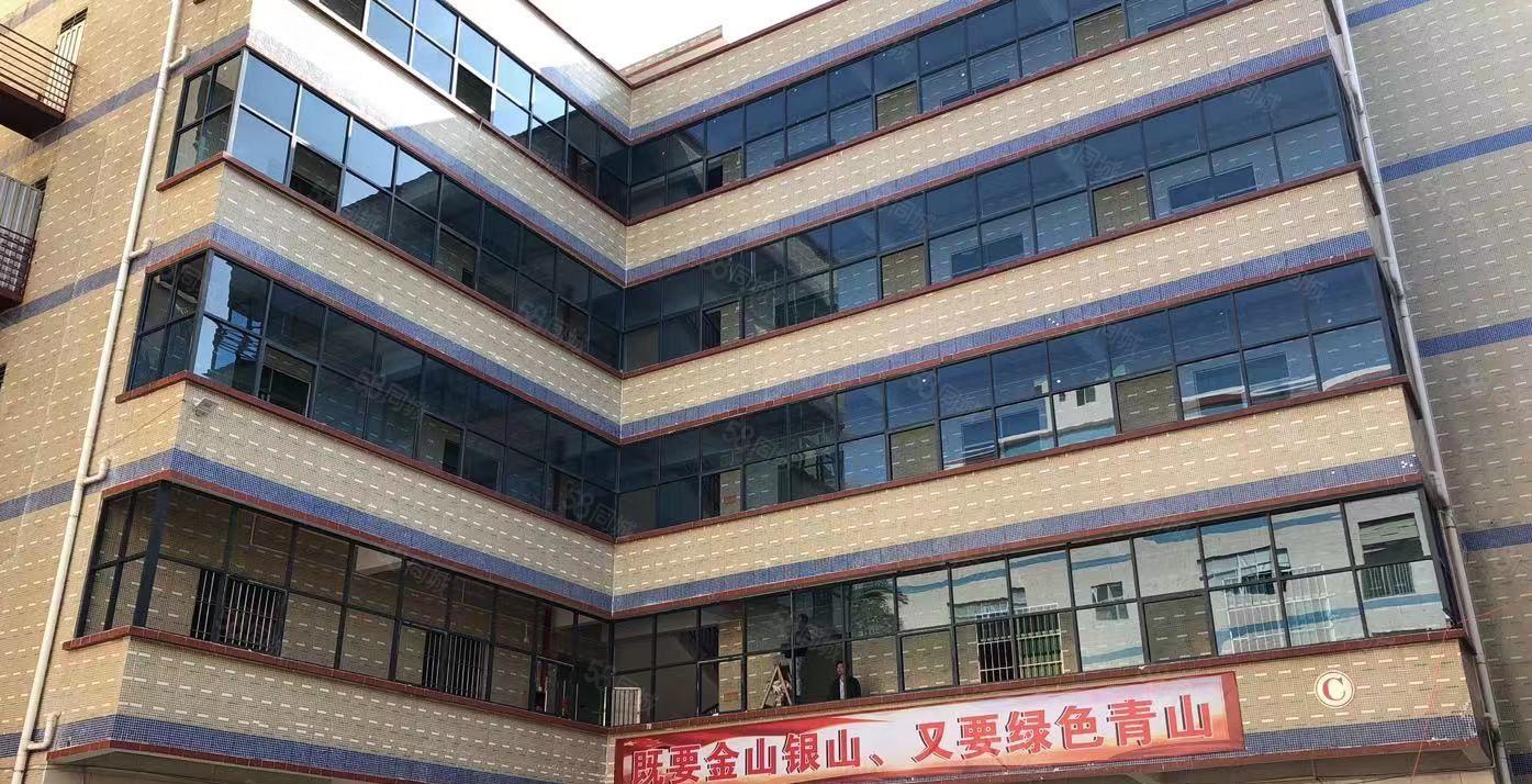 现成办公室装修，一楼空出600平厂房出租，形象漂亮